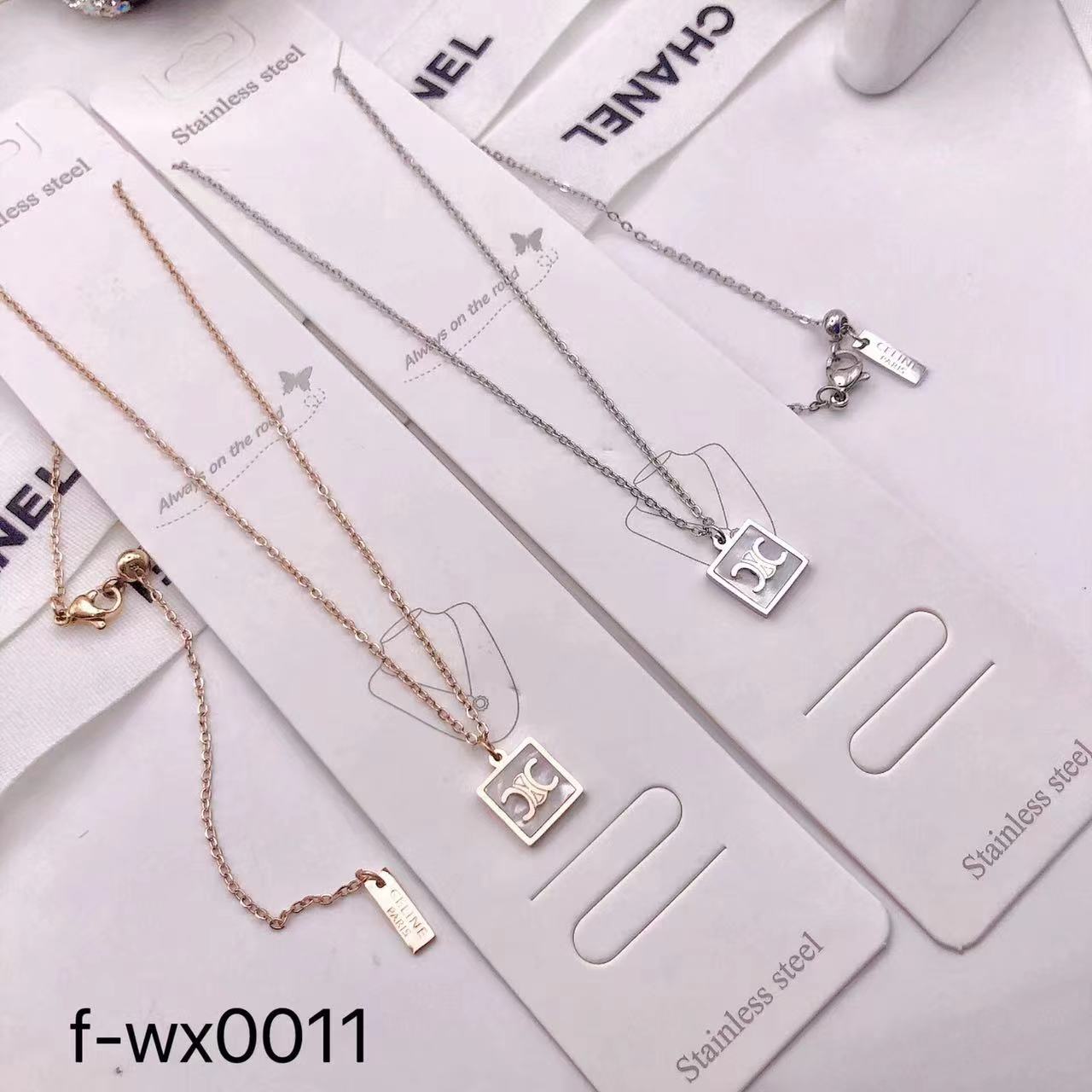 إكسسوار نسائي بتصميم ذهبي