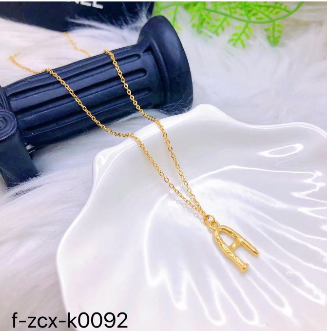 قلادة إكسسوار نسائية بتصميم ذهبي